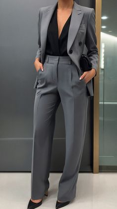 Chic Business Suits Women, Boss Vibes Outfits, Women Suits Office, Womens Business Attire Suits, Classic Women Suit, Gray Suit Outfits Women, Female Architect Aesthetic Outfit, Professional Outfits Women Aesthetic, Women’s Business Power Suit