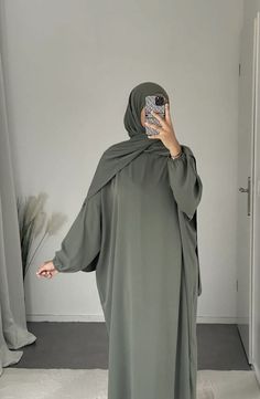 Everyday Abaya Outfits, Hijab Abaya Outfits, Hijab Abaya Style, Hijab Chic Outfit, Abayas For Eid, Eid Abaya Outfit, Simple Modest Dress, Casual Abaya Outfits, Umrah Abaya