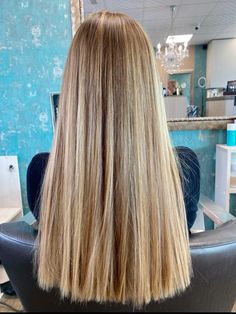 Blonde Baliage Hairstyle on Brunette Blonde Baliage, Highlights Brown Hair, Hairstyles Ideas, Beach Hair, Beach Summer, Beach Girl, Hair Highlights, Summer Aesthetic, Summer Hairstyles