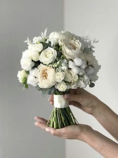 Vanesa Adelson | Дизайн и образ Brides Flowers Bouquet, Small Wedding Bouquets, Elegant Wedding Bouquets, Simple Wedding Bouquets, White Flower Bouquet, Bridal Bouquet Flowers, White Bridal Bouquet, Peony Wedding