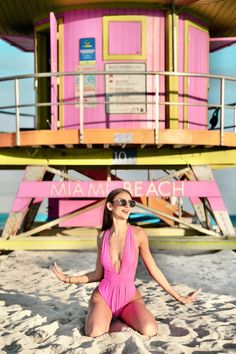 Siedzę na plaży, w tle budka MIAMI BEACH Miami Inspo Pics, Miami Asthetic Picture, Miami Instagram Pictures Aesthetic, South Beach Miami Aesthetic, South Beach Miami Pictures, Aruba Pictures, Miami Beach Girls, Usa Outfits, Miami Pictures