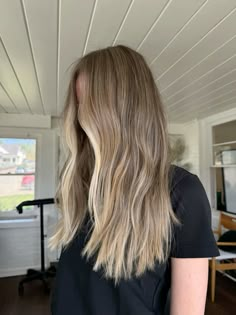 Deep Blonde Balayage, Mousey Blonde Hair Balayage, Sandy Lived In Blonde, Lived In Dirty Blonde Hair, Dark Blonde Low Maintenance, Sandy Bronde Haircolor, Blonde For Neutral Undertone, Beachy Brown Hair, Lived In Sandy Blonde