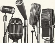 several microphones are lined up next to each other