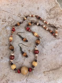 A natural touch!  Four different shades and progressively smaller sizes of wooden beads are linked by wire instead of strung on this 18 inch choker.  The two smallest sized wooden beads are used in the earrings  that complete the set. Wood Bead Jewelry Ideas, Wooden Beaded Necklace, Wood Bead Jewelry, Wooden Beads Jewelry, Hozier Concert, Wooden Bead Jewelry, Wood Beads Jewelry, Bead Jewelry Ideas, Cute Diy Ideas