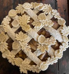 Apple Pie Pretty Crust, Decorative Apple Pie Crusts, Pie Design Ideas, Intricate Pie Crust Designs, Pretty Pie Designs, Autumn Pie Decoration, Pretty Pies Crust, Thanksgiving Pies Aesthetic, Thanksgiving Apple Pie Designs