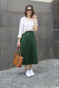 Tulle Skirts Outfit, Chique Outfit, Casual Skirt Outfits, Skirt And Sneakers, Fashion Attire, Mode Vintage, Spring Outfits Casual, Outfits Casuales