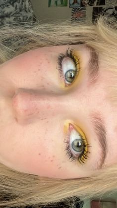 Freckles Summer, Makeup Ideas For Summer, Eyeshadow Makeup Ideas, Hippie Makeup, Yellow Eye Makeup, Funky Makeup, Pretty Eye Makeup, Yellow Makeup, Yellow Eyeshadow