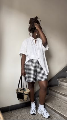 London Summer Street Style, Oversized Short Sleeve Button Up Shirt Outfit, Midsize 90s Fashion, Park Outfit Ideas Summer, Quirky Summer Outfits, Loose Summer Outfits, New Style, Dad Sneakers Outfit, Rainy Summer Outfit