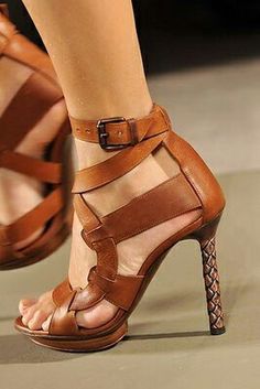 Love them, so cute 😍 Brown High Heels, Afrikaanse Mode, Fab Shoes, Beautiful Heels, Stiletto Shoes, Brown Leather Sandals, Gorgeous Shoes, Hot Shoes