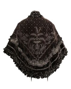 Eye Fashion Clothes, Fantasy Poncho, Poncho Aesthetic, Cape Aesthetic, Victorian Inspired Outfits, Goth Wizard, Feather Clothing, Beaded Clothing, Victorian Cape