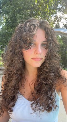 Curly Hair Layers With Curtain Bangs, Curtain Bangs On Curly Hair Long, Face Framing On Curly Hair, Butterfly Cut For Curly Hair, Long Hair Curly Bangs, Long Natural Curly Hair With Bangs, Fringe On Curly Hair, Curly Haircuts Curtain Bangs, Fringe With Curly Hair