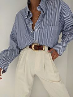 Striped Blouse Outfit, White Striped Shirt Outfit, Blue Striped Shirt Outfit, Outfits With Striped Shirts, Chique Outfit, Blue And White Striped Shirt, Blue Striped Shirt, White Trousers, Stylish Work Outfits