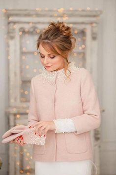 Fur Jacket Wedding, Winter Wedding Coat, Bridal Coat, Wedding Jackets, Jackets Vintage, Wedding Coat, Gaun Fashion, Bridal Jacket, Pink Wedding Dresses