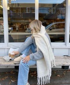 Uggs , soft girl fallxwinter look Winter Mode Outfits, Latina Outfits, Looks Country, Scarf Outfit, White Scarf, Looks Party