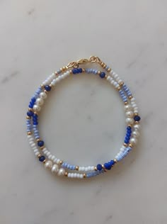 #fashion #necklace #jewelry #blue #pearl #summer #aesthetic #gold #greece #ayn #allyouneed #white #summer #vibes Beachy Beaded Jewelry, Self Made Bracelets, Bracelet Ideas Summer, Selfmade Jewelry, Cute Bracelet Ideas, Necklace Seed Beads, Beaded Necklace Blue, Hantverk Diy, Pearl Necklace Freshwater