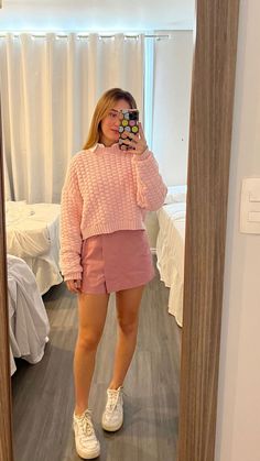 Casual Barbie Outfits, Look Shorts Rosa, Outfit Rosado, Gaun Fashion, Looks Party, Fashion Mistakes, College Outfits