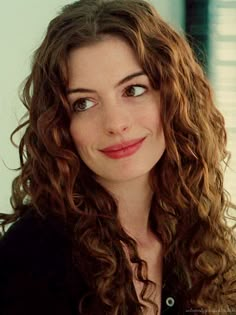 Anne Hathaway Hair Curly, Curly Haired Celebrities, Anne Hathaway Curly Hair, Curly Celebrities, Curly Hair Celebrities, Hairstyles 2024, Viral On Tiktok, Curly Hair Women