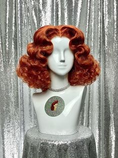 Hair Styles Royal, Old Fashion Hairstyle, Photography Reference, Lizzie Hearts, Vintage Burlesque, Wavy Style, Hair Nets, Alternative Makeup