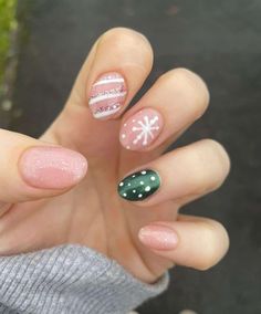 Short Oval Natural Nails With A Snowflake Print Gel Nails Ideas Short Winter 2023, Short Natural Nails Christmas, Short Oval Nails Acrylic Christmas, Short Mail Christmas Designs, Xmas Nails Short Natural, Short Round Winter Nails, Christmas Gel Nails Short Simple, Nail Snowflake Design, Short Oval Christmas Nails