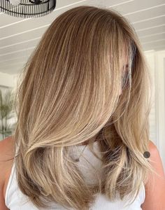 Carrie Bradshaw Hair Color, Pecan Sandy Hair, Balayage Hair Shoulder Length, Mid Length Hair Blonde, Dark Warm Blonde Hair, Blonde Balayage With Highlights, Warm Dirty Blonde Hair, Old Money Blonde, Wedding Blonde