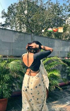 Blouse Aesthetic Design, Farewell Saree Inspo Aesthetic School, Indian Women Saree Look, Saree Back Photoshoot, Farewell Outfits School, Girl In Saree Aesthetic, Saree Asethic Pic, Aesthetic Poses In Saree, Saree Ideas For Farewell In School