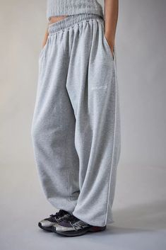 iets frans... Grey Harri Baggy Joggers | Urban Outfitters UK Urban Outfitters Sweatpants, Outfit Jogging, Joggers Outfit Women, Jogging Nike, Jogger Outfit, Baggy Sweatpants