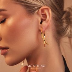 These graceful, curved gold earrings gently hug your earlobe, bringing a touch of elegance to your everyday look. ---------------------------------------------------------- 💎[MATERIAL & MEASUREMENTS] - 1 Pair - 18k Gold plated over Stainless Steel - Length: 40mm / 1.6" - Width: 20mm / 0.8" - Tarnish-Resistant - Nickel & lead-free - Waterproof Tassel Drop Earrings, Spiral Earrings, Earrings Geometric, Everyday Look, Halloween Shopping, Favorite Jewelry, Jewelry Earrings Dangle, Gold Earrings, Beauty Book