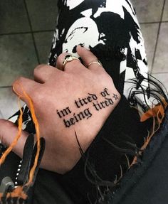 Herren Hand Tattoos, Tattoo Placements, Grunge Tattoo, Heart Tattoos, Stylist Tattoos, Hand Tattoos For Guys, Tattoo S, Dope Tattoos, Simplistic Tattoos