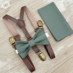 Your special guy will look so handsome when he shows up in his Eucalyptus Green bow tie ,  leather brown suspenders and pocket square ! Great set for groomsman, best man or ring bearers - This bow tie & suspenders set is a great choice for family photos, wedding, ring bearer outfit, birthday celebration or any other special occasion.  Please  contact us about FREE COLOR SAMPLES ! 3 PIECES SET means : Bow Tie + Suspenders + Pocket Square .  PS !You can mix and match different  bow ties and suspen Leather Braces, Brown Suspenders, Outfit Boho, Green Bow Tie, Eucalyptus Green, Outfit Birthday, Bearer Outfit, Bowtie And Suspenders, Ring Bearers