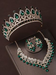 Emerald Green Quince Jewelry, Quince Green Theme, Green Wedding Accessories, Emerald Green Crown, Tiana Quince, Accessories Combination, Quinceanera Crowns, Blue Diamond Nails