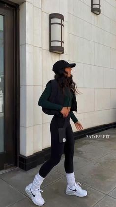 College Sweatpants Outfit, 29 Year Old Woman Fashion, Sportwear Outfit Woman, Outfits Leggins, Womens Fitness Inspiration, Modele Fitness, Look Legging, Puffer Style, Pastel Outfit