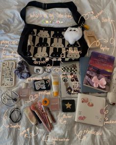 - What’s in my tote bag ✩⋆｡𖦹°‧★ Whats Inside My Bag Handbags, Whats In Purse, What To Pack In A Bag, Inside Bag Organization, Shoulder Bag Essentials, What To Put In Your Work Bag, What’s In My Bag Korean