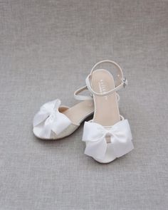 Flat Party Sandals With Bow, White Glitter Open Toe Sandals, Adjustable Low Heel Sandals For Party, Beach Flower Girls, Flower Girls Shoes, Communion Shoes, First Communion Shoes, Girls First Communion Dresses, Jr Bridesmaid