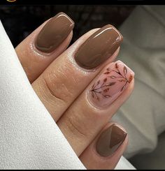 Leaf Nail Art Designs, Ongles Beiges, Leaf Nail Art, Fall Leaves Nail Art, Natural Nail Designs, Gel Nail Art Designs, Beige Nails