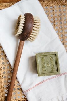 Inspired by the vintage toiletries of French grandmothers past. Its 100% natural, French-sourced, Thermo-heated ash wood has excellent resistance to humidity. Detoxifying for the body, softening for the skin, anti-cellulite, toning, massage has many benefits! The natural bristles of the brush are ideal for cleaning your skin, the irregularity of the bristles allow you to better recover your dead skin. Perfect for an invigorating scrub before or during a shower or bath. This brush has two sides: Vintage Toiletries, Modern Bathroom Accessories, Dry Body Brushing, Body Brush, Bath Brushes, Body Brushing, Caramel Color, Burke Decor, Handcrafted Wood