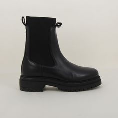 Modèle : 466 Marque : OUTREMESURE Couleur : Noir Les bottines Chelsea de chez OUTREMESURE sont réalisées par nos artisans partenaires au Portugal en cuir et présentent une silhouette élégante à bout en amande. Ce modèle est rehaussé de pattes d'enfilage et de soufflets élastiqués pour faciliter l'enfilage. Ce modèle se décline en noir et camel sur outremesure.fr ★ Supérieur : 100% cuir ★ Doublure : 100% cuir ★ Modèle à enfiler : soufflets élastiqués ★ Semelle extérieure : Gomme ★ Haute... Chelsea, Portugal, Chelsea Fc