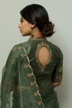 Blouse Back Neck Designs Pattern, Blouse Back Neck Designs Latest, Blouse Designs Ideas, Green Organza Saree, Saree Elegant, Blouse Back Designs, Sleeveless Blouse Designs, Trendy Saree, Designs Blouse