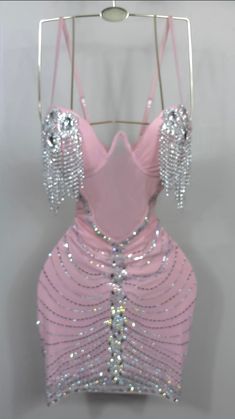 95% Poliéster   5% elastano     Correas ajustables   Copas acolchadas   Inserto de malla Sparkle Outfits, Barbiecore Aesthetic, Birthday Outfits, Rhinestone Dress, Knee Length Skirt, Strap Dress, Spaghetti Strap Dresses, Stunning Dresses, Hobo Bag