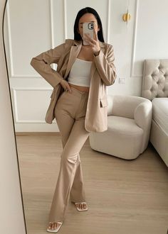 Beige Blazer Aesthetic, Beige Oversized Blazer Outfit, Outfits Blazer Beige, Beige Suits Women, Pantsuit Outfit, Beige Blazer Outfit, Oversized Blazer Outfit, Costume Beige, Beige Hose