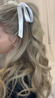 #bowhairband #bowhair #coquettefashion #coquetteaesthetic #dior #diorbeauty #hair #hairstyles #haircolorideas #blondehairstyles Dior Ribbon Hair, Dior Hairstyle, Interview Hairstyles Medium, Old Money Hairstyles, Concert Hair, Interview Hairstyles, Media Cola, Hairstyles Female, Preppy Hairstyles