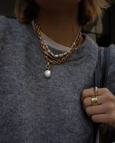 Stacked Necklaces Aesthetic, Statement Necklace Outfit, Pearl Necklace Outfit, Autumn Layering, Autumn Accessories, New Look Fashion, Necklace Outfit, Instagram Autumn, Paris Mode