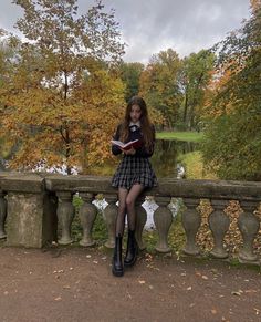 Studera Motivation, Academia Outfits, Romanticizing School, Neue Outfits, Dark Academia Aesthetic, Rory Gilmore, Reading A Book, School Aesthetic, Academia Aesthetic