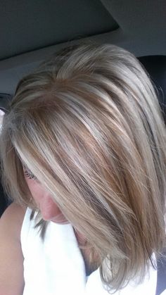 Silver Streaks In Blonde Hair, Short Blonde Hair Color Ideas For Summer Choppy Bobs, White Hair With Lowlights, Blonde Hair With Grey Highlights, Blonde Colors, Gray Blending, Lisa Hair, Pretty Blonde Hair, Medium Hairstyle