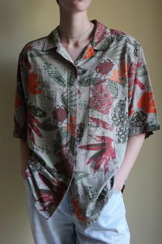 80's Vintage Hawaiian floral blouse/shirt, flower shirt Summer Holiday, size XL Size XL Length: 69 cm Armpit to armpit: 58 cm --- 📏 Please check the sizes and measurements carefully before buying, because for vintage clothing, the sizes may vary. 🌐 We ship worldwide. 🧼 All clothes are freshly washed. --- Our vintage clothes presented in the store are not new.  There are traces of use on it, but we try to give it a high-quality look.  Please carefully review all the photos.  We are always read Hawaiian Shirt Outfit, Danganronpa Oc, Shirts Aesthetic, Vintage Hawaii, Vintage Hawaiian, Flower Shirt, Hawaii Shirt, Womens Blouses, Hawaiian Shirts