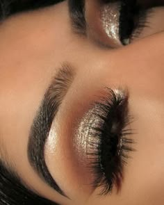 Natural Gold Glitter Eye Makeup, Gold Glam Makeup Hooded Eyes, Smoky Brown Glitter Eye Makeup, Light Brown Sparkly Eyeshadow, Eyeliner Eyebrows, Brown Smokey Eye With Gold Shimmer, Make Up Designs, Eyeshadow Eyeliner, Pinterest Makeup