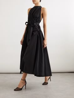 Alaïa's creations exude sophistication and elegance - they're the kind you slip on and feel instantly put-together. Made from crisp cotton-poplin, this midi dress has cinching waist ties framed by ruching at the bodice and hips. Wear it as part of an all-black outfit. Alaia Dress, Summer Style Guide, Flat Dress Shoes, Floral Dresses Short, Dress Flats, Poplin Dress, Swimsuit Dress, Designer Dress, Designer Gowns