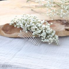 The vaporous gypsophila flowers will bring you femininity and sweetness with simply. It is the ideal bohemian or country weddings flower for brides looking for naturalness and authenticity.  Hair comb made with preserved real natural flowers. It will not wither and will be keep for years. To choose in natural champagne color (photos shown) or in pure white color. Available in two sizes to choose from when ordering: -Small comb Size S -Classic comb size M (photos shown) Dimensions Small comb: flo Wedding Flower Comb, Bohemian Hair Accessories, Country Wedding Flowers, Flower Headdress, Boho Hair, Hair Accessories Boho, Flower Comb, Natural Flowers, Bohemian Hairstyles