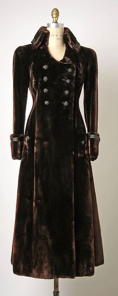 Metropolitan Museum of Modern Art, Coat (Redingote), Bergdorf Goodman, 1969 #vintage Whimsical Clothes, Mode Mantel, Velvet Coat, Looks Black, Brown Coat, 1960s Fashion, Moda Vintage, Vintage Velvet, Historical Clothing