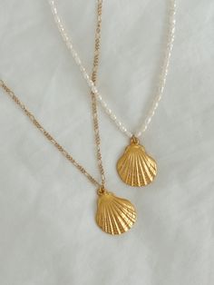 Aesthetic Jewelry Ideas, Gold Summer Jewelry, Every Jewels, Summer Jewelry Aesthetic, Beachy Necklaces, Gold Shell Necklace, Teen Girl Jewelry, Evry Jewels, Jewelry Closet