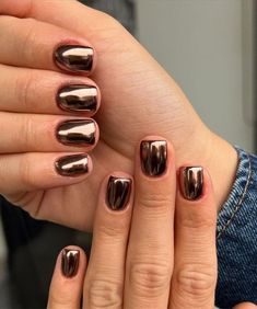 Manucure automne : quelles sont les tendances en 2024 ? Chrome Nails Designs Brown, Jewel Tone Chrome Nails, Brown Chrome Square Nails, Fall Nail Inspo Chrome, Copper Nails Chrome, Dark Brown With Chrome Nails, Short Gel Manicure Fall, Autumn Short Nails 2024, Brown Crome Nails Design Square